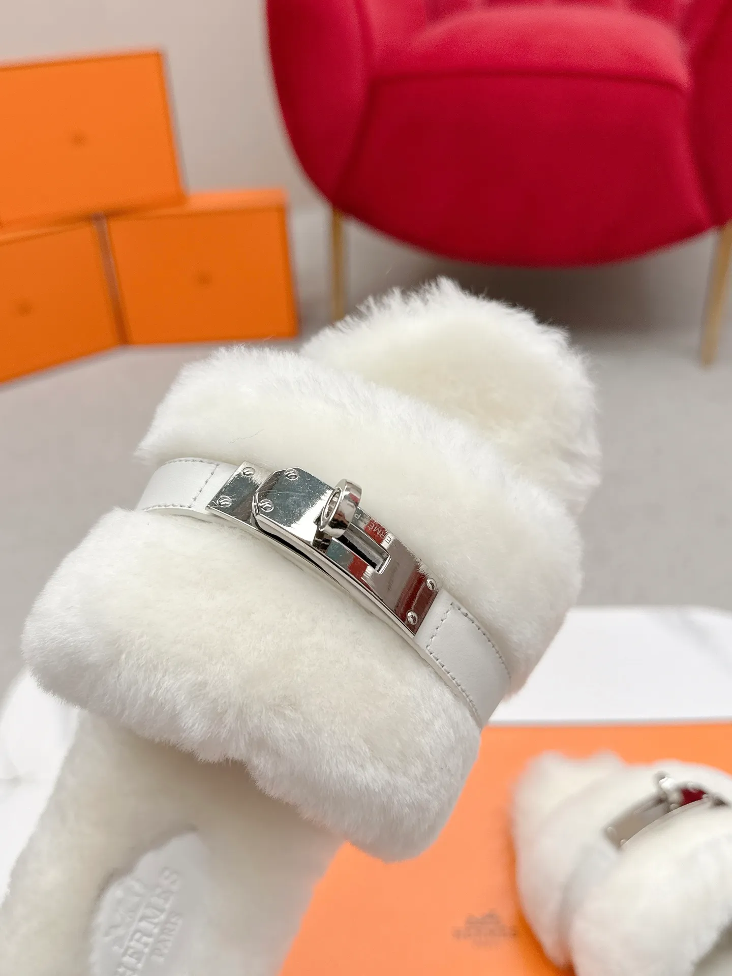 👟👟Ex-factory price 480👟👟 Hermes 🐎25/ Latest Autumn and Winter fur one-piece fur slippers KeIIy locks are embellished on the uppers with palladium plating to reflect low-key light. This year’s fabrics are made of lamb wool, which is fluffy and cute. It feels like stepping on clouds. Wear it barefoot or with socks, it is very fashionable 🎁 Paired with suit pants, it is an invisible shirt in the workplace. Echoing the knitted skirt, it has become a standard accessory for lazy afternoons. Pair it with jeans for a more casual style. ✔️Fabric: wool ✔️Inner lining: imported lamb wool ✔️Sole: original leather sole ✔️Size: #35-42 (customized at 40.41.42)